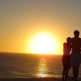 Paar genießt den Sonnenuntergang in Jercoacoara Brasilien