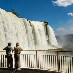 Ein Paar bestaunt die Wasserfälle Foz do Iguacu in Brasilien