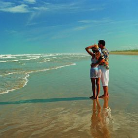 Romantisches Paar am Arauna Strand von Aracuju in Brasilien