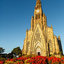 Blumen und Kirche Canela Brasilien