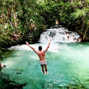 Jalapoa schwimmen beim Wasserfall